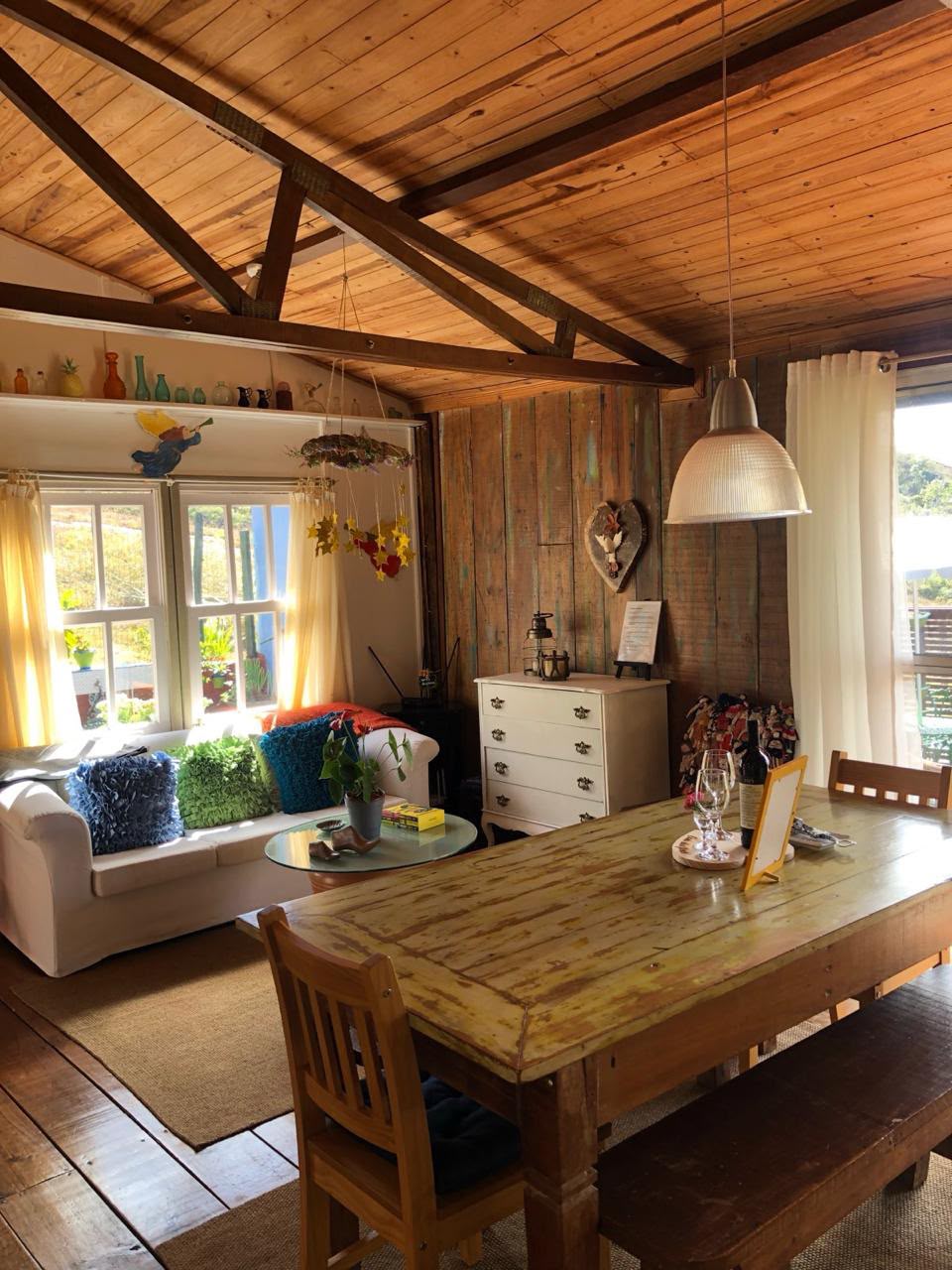 Sala de estar da Casa das Flores com flores frescas sobre a mesa de centro